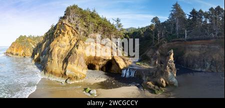 La lumière du soleil brille sur la côte de l'Oregon près de Hug point où se trouve une cascade. Cette région est connue pour ses plages pittoresques et ses piles marines. Banque D'Images