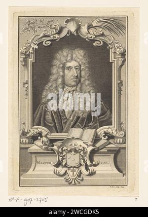 Portrait de Marcus Giöe, Pieter Yver, 1744 tirage Portrait de Marcus Giöe, ambassadeur danois en Angleterre, pris dans une liste ornementale. Livres sous le portrait et un hibou, symbole de sagesse. Au milieu de ses armoiries. Amsterdam gravure sur papier / gravure Banque D'Images