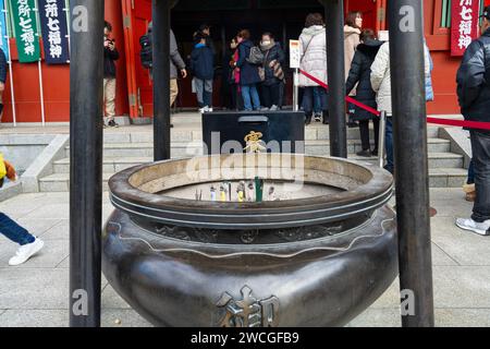 Tokyo, Japon. Janvier 2024. Vue du brûleur d'encens en face du temple Sensō-ji dans le centre de la ville Banque D'Images