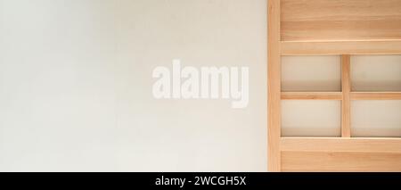 Porte coulissante traditionnelle de style japonais vintage en bois sur mur blanc comme arrière-plan Banque D'Images
