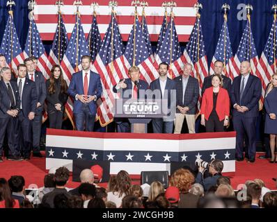 Des Moines, États-Unis. 16 janvier 2024. L’ancien président américain Donald J. Trump célèbre sa victoire au caucus de l’Iowa 2024 au Iowa Events Center à des Moines, Iowa, le lundi 15 janvier 2024. La prochaine dans la course pour la Maison Blanche sera la primaire du New Hampshire. Photo de Tannen Maury/UPI crédit : UPI/Alamy Live News Banque D'Images