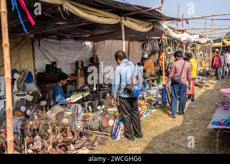 Jaynagar, Inde. 15 janvier 2024. Un large aperçu des magasins de matériaux de ferraille et de biens d'occasion à l'intérieur d'une foire de ferraille au Bengale occidental. Les habitants de Mathurapur Bengale occidental, en Inde, ont observé une bonne pratique de gestion des déchets en organisant une sorte de foire, la «Bhanga Mela» (Une foire des articles de rebut), où ils exposent des objets ménagers usagés et abandonnés à la vente. Des milliers de personnes viennent ici pour acheter ces produits de rebut ou des biens d'occasion pour les utiliser dans leurs maisons. Crédit : SOPA Images Limited/Alamy Live News Banque D'Images