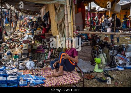 Jaynagar, Inde. 15 janvier 2024. Un garçon vu rire à côté de son énorme stock de ferraille électronique à une foire de ferraille au Bengale occidental. Les habitants de Mathurapur Bengale occidental, en Inde, ont observé une bonne pratique de gestion des déchets en organisant une sorte de foire, la «Bhanga Mela» (Une foire des articles de rebut), où ils exposent des objets ménagers usagés et abandonnés à la vente. Des milliers de personnes viennent ici pour acheter ces produits de rebut ou des biens d'occasion pour les utiliser dans leurs maisons. (Photo de JIT Chattopadhyay/SOPA Images/Sipa USA) crédit : SIPA USA/Alamy Live News Banque D'Images