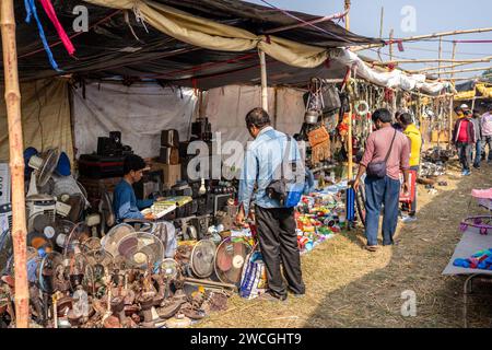 Jaynagar, Inde. 15 janvier 2024. Un large aperçu des magasins de matériaux de ferraille et de biens d'occasion à l'intérieur d'une foire de ferraille au Bengale occidental. Les habitants de Mathurapur Bengale occidental, en Inde, ont observé une bonne pratique de gestion des déchets en organisant une sorte de foire, la «Bhanga Mela» (Une foire des articles de rebut), où ils exposent des objets ménagers usagés et abandonnés à la vente. Des milliers de personnes viennent ici pour acheter ces produits de rebut ou des biens d'occasion pour les utiliser dans leurs maisons. (Photo de JIT Chattopadhyay/SOPA Images/Sipa USA) crédit : SIPA USA/Alamy Live News Banque D'Images