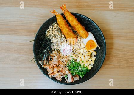 Yaki Ramen séché avec oeuf, un tas de nori, cors, poireaux, thon Skipjack, Ebi Furai, et un Narutomaki. Vue à plat ou vue de dessus. Authentique et traditio Banque D'Images