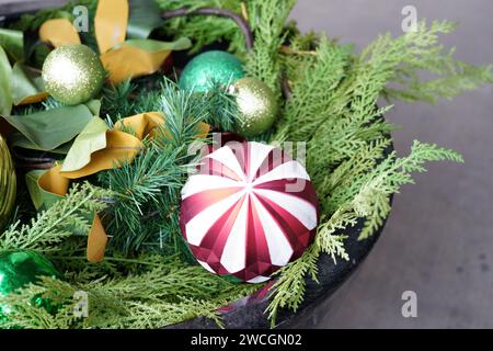 Un arrangement de vacances charmant et festif avec des verts luxuriants et des décorations magnifiquement travaillées Banque D'Images