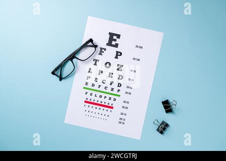 Tableau de test oculaire et lunettes sur fond bleu Banque D'Images