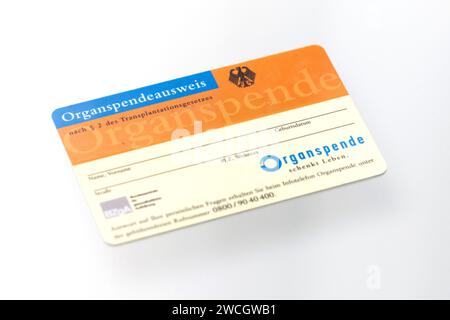 Davos, Suisse. 15 janvier 2024. Une carte de donneur d'organe est reflétée dans une table en verre. La Fondation allemande pour la transplantation d'organes (DSO) publie les chiffres des dons d'organes pour 2023. Crédit : Hannes P. Albert/dpa/Alamy Live News Banque D'Images