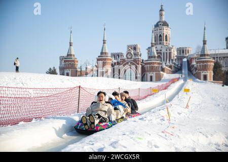 Pékin, province chinoise du Heilongjiang. 7 janvier 2024. Les gens s'amusent au manoir Volga à Harbin, dans la province du Heilongjiang, au nord-est de la Chine, le 7 janvier 2024. Crédit : Zhang Tao/Xinhua/Alamy Live News Banque D'Images