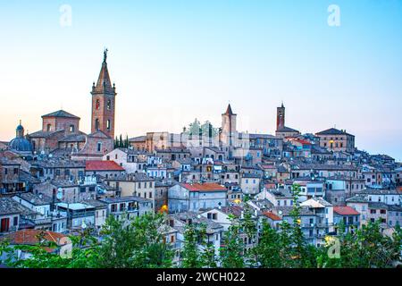 Ripatransone, beau village dans les Marches, Italie, au crépuscule Banque D'Images