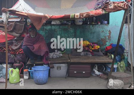 New Delhi, Delhi, Inde. 16 janvier 2024. Un homme enveloppé dans une couette assis sous un abri par une matinée froide à New Delhi, en Inde, le 16 janvier 2024 (crédit image : © Deep Nair/ZUMA Press Wire) USAGE ÉDITORIAL SEULEMENT! Non destiné à UN USAGE commercial ! Banque D'Images