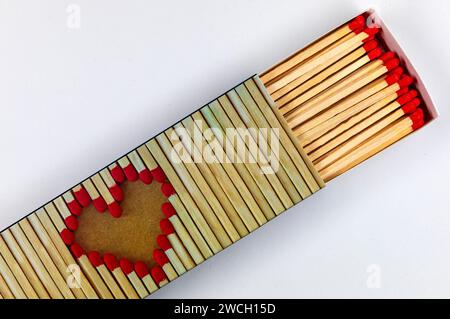 Ein Streichholz ist ein Stäbchen zum Entfachen eines Feuers. Durch Reiben des Zündkopfes an einer Reibfläche entzündet er sich und bringt das Streichholz zum Brennen. Symbolfoto, Themenfoto *** Une allumette est un bâton pour allumer un feu en frottant la tête de frappe contre une surface de frottement, il s'enflamme et provoque le match à brûler photo de symbole, photo de thème Foto:XB.xSchubertx/xFuturexImagex streichhoelzer 4102 Banque D'Images