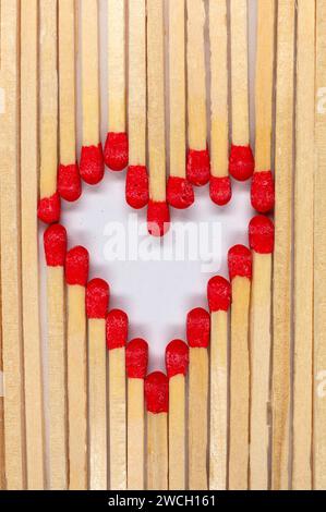 Ein Streichholz ist ein Stäbchen zum Entfachen eines Feuers. Durch Reiben des Zündkopfes an einer Reibfläche entzündet er sich und bringt das Streichholz zum Brennen. Symbolfoto, Themenfoto *** Une allumette est un bâton pour allumer un feu en frottant la tête de frappe contre une surface de frottement, il s'enflamme et provoque le match à brûler photo de symbole, photo de thème Foto:XB.xSchubertx/xFuturexImagex streichhoelzer 4104 Banque D'Images