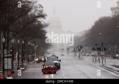 Washington, États-Unis. 16 janvier 2024. Le Capitole est vu au loin lors d'une chute de neige à Washington, DC, États-Unis, le 15 janvier 2023. Le Washington, D. C. et ses environs ont accueilli lundi la première chute de neige de 2024, qui a entraîné le retard et l'annulation de vols partiels, des accidents de la circulation et la suspension des classes scolaires. Crédit : Aaron Schwartz/Xinhua/Alamy Live News Banque D'Images