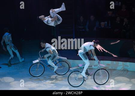 Budapest. 15 janvier 2024. Les membres de la troupe acrobatique nationale de Chine jouent un numéro de vélo lors du gala du 15e Festival international du cirque de Budapest qui s'est tenu à Budapest, en Hongrie, le 15 janvier 2024. La troupe acrobatique nationale de Chine a remporté le prix d'or et le 'Grand Prix de Budapest' au 15e Festival International du Cirque de Budapest lundi. Crédit : Attila Volgyi/Xinhua/Alamy Live News Banque D'Images