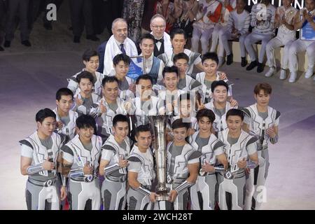 Budapest. 15 janvier 2024. Les membres de la troupe acrobatique nationale de Chine posent pour une photo de groupe après la cérémonie de remise des prix du 15e Festival International du Cirque de Budapest qui s’est tenu à Budapest, en Hongrie, le 15 janvier 2024. La troupe acrobatique nationale de Chine a remporté le prix d'or et le 'Grand Prix de Budapest' au 15e Festival International du Cirque de Budapest lundi. Crédit : Attila Volgyi/Xinhua/Alamy Live News Banque D'Images