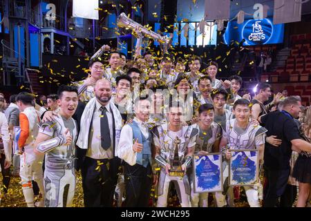 Budapest. 15 janvier 2024. Les membres de la troupe acrobatique nationale de Chine posent pour une photo de groupe après la cérémonie de remise des prix du 15e Festival International du Cirque de Budapest qui s’est tenu à Budapest, en Hongrie, le 15 janvier 2024. La troupe acrobatique nationale de Chine a remporté le prix d'or et le 'Grand Prix de Budapest' au 15e Festival International du Cirque de Budapest lundi. Crédit : Attila Volgyi/Xinhua/Alamy Live News Banque D'Images