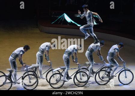 Budapest. 15 janvier 2024. Les membres de la troupe acrobatique nationale de Chine jouent un numéro de vélo lors du gala du 15e Festival international du cirque de Budapest qui s'est tenu à Budapest, en Hongrie, le 15 janvier 2024. La troupe acrobatique nationale de Chine a remporté le prix d'or et le 'Grand Prix de Budapest' au 15e Festival International du Cirque de Budapest lundi. Crédit : Attila Volgyi/Xinhua/Alamy Live News Banque D'Images