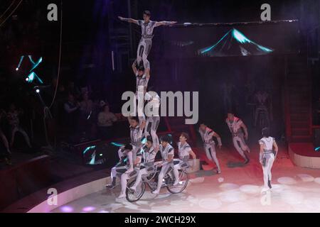 Budapest. 15 janvier 2024. Les membres de la troupe acrobatique nationale de Chine jouent un numéro de vélo lors du gala du 15e Festival international du cirque de Budapest qui s'est tenu à Budapest, en Hongrie, le 15 janvier 2024. La troupe acrobatique nationale de Chine a remporté le prix d'or et le 'Grand Prix de Budapest' au 15e Festival International du Cirque de Budapest lundi. Crédit : Attila Volgyi/Xinhua/Alamy Live News Banque D'Images