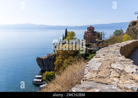 L'église Saint-Jean à Kaneo près de la ville d'Ohrid en Macédoine du Nord. Prise sur une journée ensoleillée avec un ciel bleu regardant sur l'eau du lac Banque D'Images