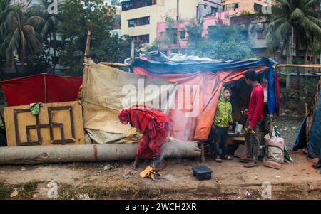 Au milieu du froid hivernal, les gens de la rue se rassemblent autour d'un feu scintillant, jouant avec des mélodies hivernales émouvantes. Cette image a été prise le 13 janvier 2024 Banque D'Images