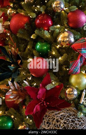Un sapin de Noël festif orné de divers ornements Banque D'Images