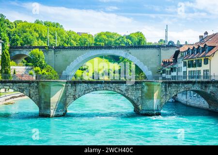 Vue panoramique sur la rivière Aare, pont Nydeggbrucke, paysage urbain de Berne, Suisse Banque D'Images