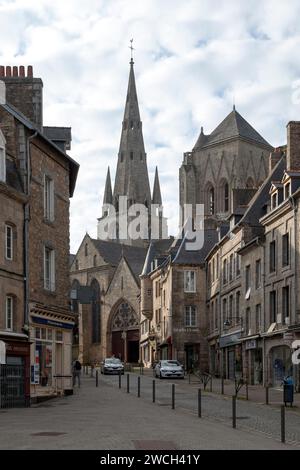 Guingamp, France - Mai 04 2022 : la Basilique notre-Dame de bon-secours est située au coeur du centre historique de la ville. Banque D'Images
