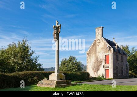 La croix du Calvaire et l'ossuaire de la chapelle notre Dame des portes à Châteauneuf-du-Faou, Finistère, Bretagne. Banque D'Images