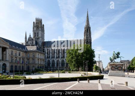 Rouen, France - juillet 21 2017 : place du général de Gaulle avec la statue de Napoléon, l'Hôtels de ville et l'abbaye Saint-Ouen de Rouen. Banque D'Images