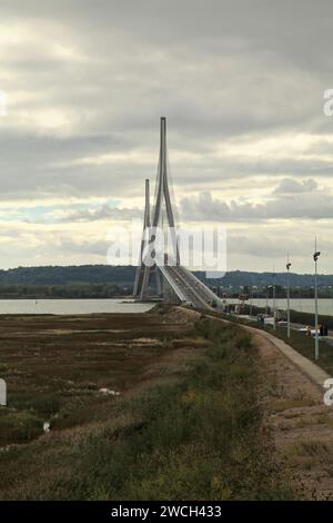 Honfleur, France - octobre 15 2012 : le Pont de Normandie est un pont routier à haubans de 7 032 pieds de long qui enjambe la Seine reliant le Havre Banque D'Images