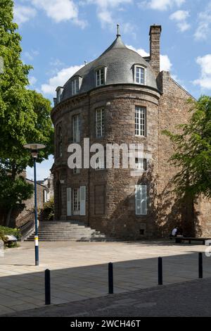 Saint-Brieuc, France - Mai 09 2022 : l'Hôtel de Bellescize est une résidence épiscopale du 17e siècle modifiée au 18e siècle avec sa caractéristique Banque D'Images