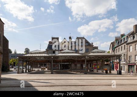 Saint-Brieuc, France - Mai 09 2022 : les Halles Georges Brassens sur la place du Martray à côté de la cathédrale Saint-Étienne du 14e siècle. Banque D'Images