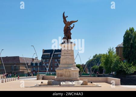 Charleville-Mézières, France - juin 23 2020 : le Mémorial de la guerre de 14-18 créé par le sculpteur collé est inauguré en 1927 sur la place de l'Hôtel Banque D'Images