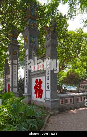 Hanoi, Vietnam - avril 22 2009 : entrée du temple de la montagne de Jade (vietnamien : Đền Ngọc Sơn), situé sur le lac Hoàn Kiếm dans le centre de Hanoi. IT Banque D'Images