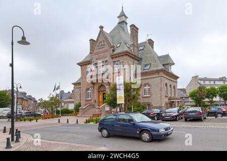 Perros-Guirec, France - juillet 25 2017 : Hôtel de ville dans le centre-ville. Banque D'Images