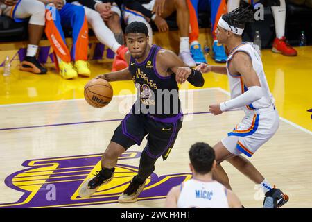 Los Angeles, États-Unis. 15 janvier 2024. Rui Hachimura des Lakers de Los Angeles (G) contre Ousmane Dieng (R) du Thunder d'Oklahoma City lors d'un match de basket-ball NBA au Crypto.com Arena. Crédit : SOPA Images Limited/Alamy Live News Banque D'Images