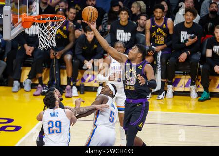 Los Angeles, États-Unis. 15 janvier 2024. Rui Hachimura des Lakers de Los Angeles (à droite) va au panier contre le Thunder d'Oklahoma City lors d'un match de basket-ball NBA au Crypto.com Arena. Crédit : SOPA Images Limited/Alamy Live News Banque D'Images