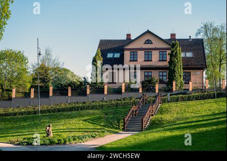 Parc de la vieille ville de Kuldiga avec sentiers pédestres et bâtiments adjacents, Lettonie Banque D'Images