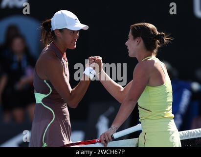 Melbourne, Australie. 16 janvier 2024. Emma Navarro (droite) des États-Unis accueille Wang Xiyu de Chine après leur match de 1e tour en simple féminin au tournoi de tennis Open d'Australie à Melbourne, Australie, le 16 janvier 2024. Crédit : Ma Ping/Xinhua/Alamy Live News Banque D'Images