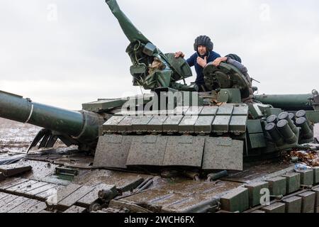 KHARKIV Reg, UKRAINE - 20 décembre 2023 : bataillon de chars de la 41e brigade mécanisée des forces armées ukrainiennes dans la région de Kharkiv, Ukraine. Banque D'Images