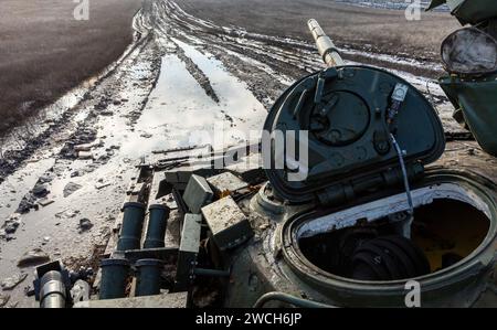 KHARKIV Reg, UKRAINE - 20 décembre 2023 : bataillon de chars de la 41e brigade mécanisée des forces armées ukrainiennes dans la région de Kharkiv, Ukraine. Banque D'Images