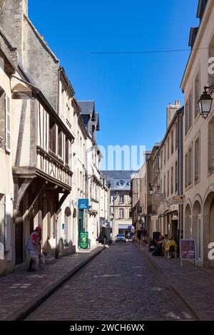 Bayeux, France - août 06 2020 : Maison de ville à colombages dans le centre-ville. Banque D'Images