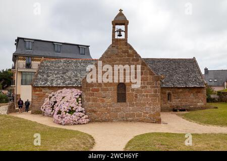 Perros-Guirec, France - juillet 25 2017 : la chapelle Saint-Guirec est une chapelle située en face de la plage Saint-Guirec. Banque D'Images