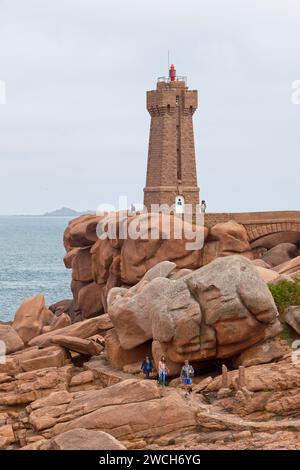 Perros-Guirec, France - juillet 25 2017 : le phare de Ploumanac'h est un phare actif sur la commune de Perros-Guirec dans les Côtes-d'Armor (Bretagne) Banque D'Images