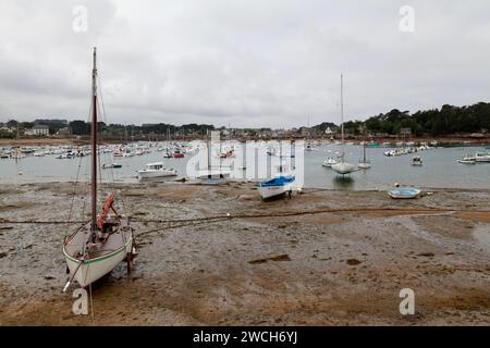 Perros-Guirec, France - juillet 25 2017 : Port de Perros-Guirec à marée basse avec quelques bateaux hors de l'eau. Banque D'Images