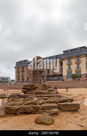 Perros-Guirec, France - juillet 25 2017 : l'oratoire de Saint-Guirec est un oratoire chrétien situé sur un rocher, à quelques mètres d'une plage de Ploumanac'h, o Banque D'Images