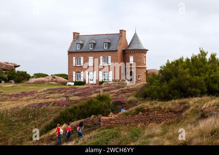 Perros-Guirec, France - juillet 25 2017 : ancienne maison de douane près du phare de Ploumanac'h sur la commune de Perros-Guirec dans les Côtes-d'Armor (Bretagne). Banque D'Images