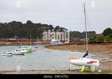 Perros-Guirec, France - juillet 25 2017 : Port de Perros-Guirec à marée basse avec quelques bateaux hors de l'eau. Banque D'Images