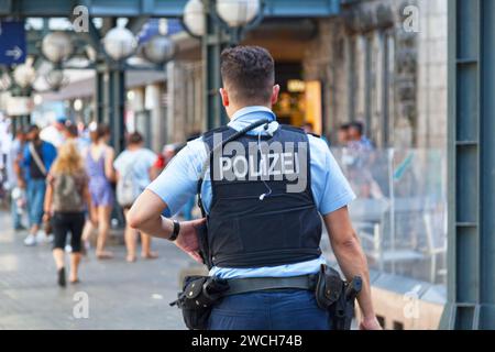 Hambourg, Allemagne - juin 30 2019 : policier en gilet pare-balles patrouillant à l'extérieur de la gare centrale de Hambourg. Banque D'Images